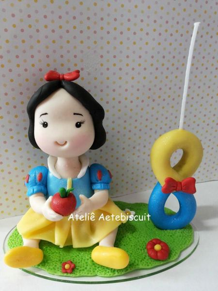 topo com vela branca de neve